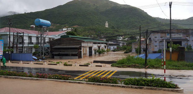 Khánh Hòa: Ảnh hưởng bão số 8, mưa lớn gây ngập lụt, ách tắc nhiều tuyến đường 14