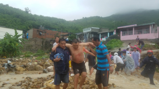 Khánh Hòa: Ảnh hưởng bão số 8, mưa lớn gây ngập lụt, ách tắc nhiều tuyến đường 5