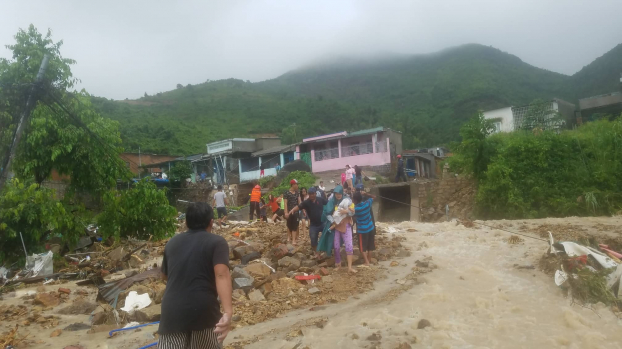 Khánh Hòa: Ảnh hưởng bão số 8, mưa lớn gây ngập lụt, ách tắc nhiều tuyến đường 7