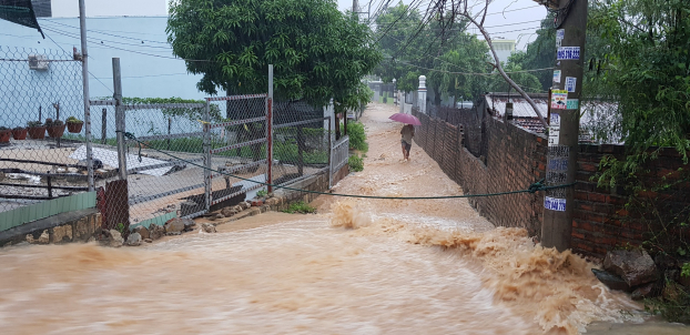 Khánh Hòa: Ảnh hưởng bão số 8, mưa lớn gây ngập lụt, ách tắc nhiều tuyến đường 12