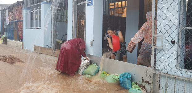 Khánh Hòa: Ảnh hưởng bão số 8, mưa lớn gây ngập lụt, ách tắc nhiều tuyến đường 11