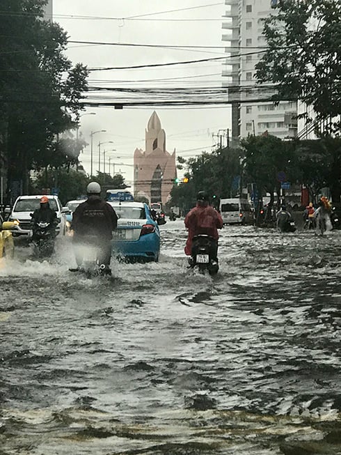 Khánh Hòa: Ảnh hưởng bão số 8, mưa lớn gây ngập lụt, ách tắc nhiều tuyến đường 8