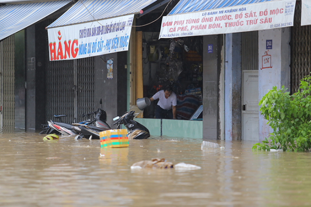 Khánh Hòa: Ảnh hưởng bão số 8, mưa lớn gây ngập lụt, ách tắc nhiều tuyến đường 4