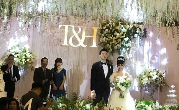 Rò rỉ những hình ảnh hiếm hoi trong đám cưới Trương Nam Thành cùng bạn gái doanh nhân 0