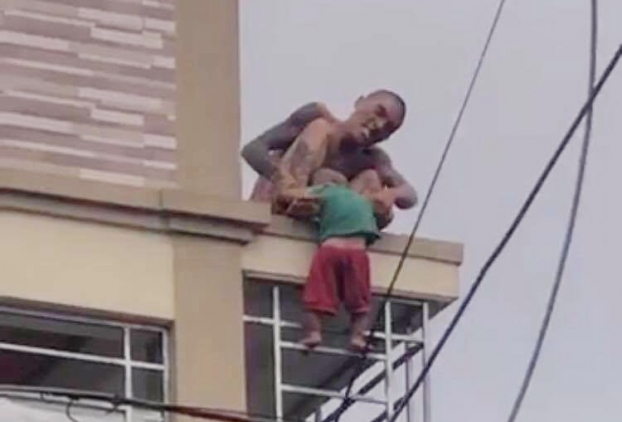 Nghệ An: Nam thanh niên nghi ngáo đá ôm bé trai 1 tuổi cố thủ trên nóc nhà 1