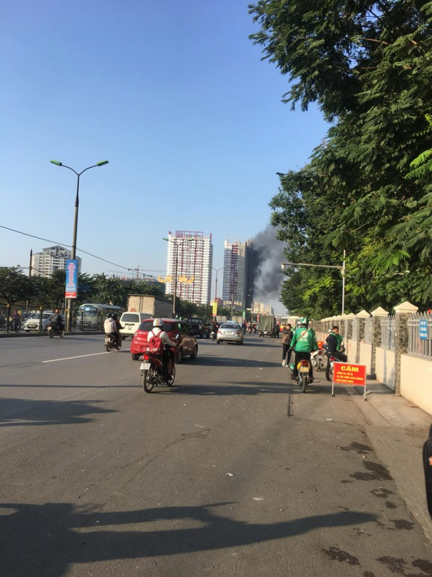Hà Nội: Cháy lớn tại chung cư trên đường Giải Phóng khiến người đi đường hoảng hốt 2
