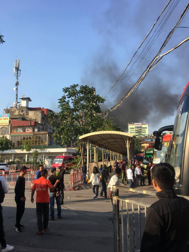 Hà Nội: Cháy lớn tại chung cư trên đường Giải Phóng khiến người đi đường hoảng hốt 1