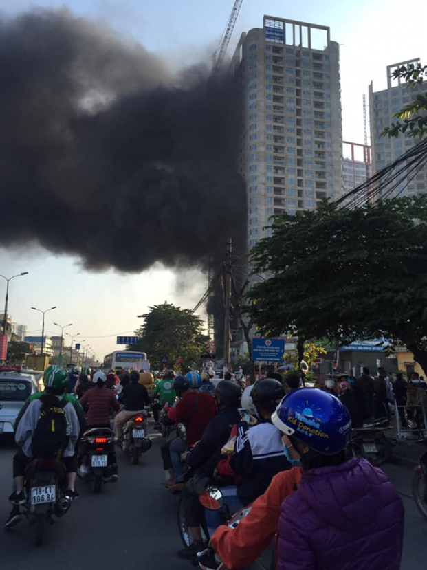 Hà Nội: Cháy lớn tại chung cư trên đường Giải Phóng khiến người đi đường hoảng hốt 0