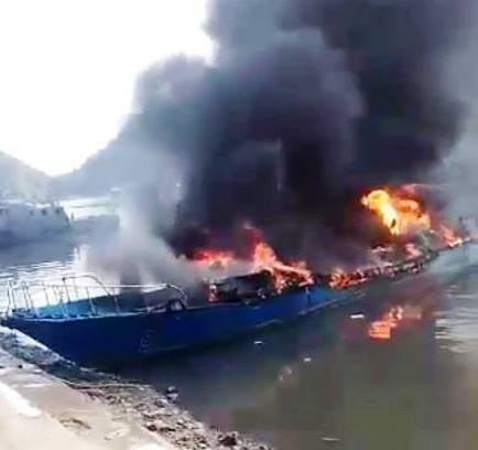 Quảng Ninh: Tàu cao tốc bất ngờ bốc cháy tại cảng Cái Rồng, cột khói cao hàng chục mét 0