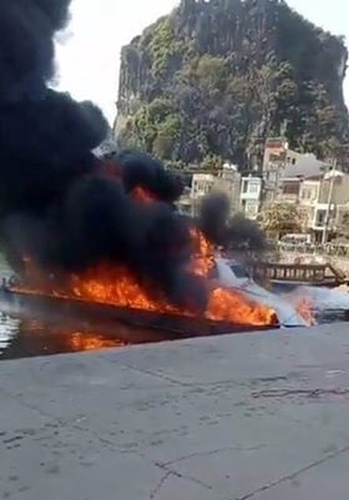 Quảng Ninh: Tàu cao tốc bất ngờ bốc cháy tại cảng Cái Rồng, cột khói cao hàng chục mét 1