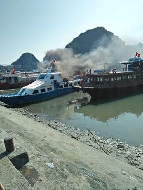 Quảng Ninh: Tàu cao tốc bất ngờ bốc cháy tại cảng Cái Rồng, cột khói cao hàng chục mét 2