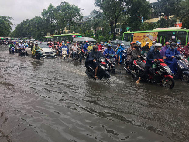 Sau bão TP HCM kẹt xe kinh hoàng, mất 2 giờ chưa thoát khỏi cầu Bình Triệu 1