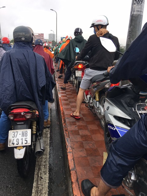 Sau bão TP HCM kẹt xe kinh hoàng, mất 2 giờ chưa thoát khỏi cầu Bình Triệu 3