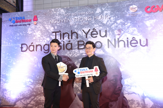   Ông Nguyễn Thành Hiệp (phải) - Phó TGĐ Tập đoàn Tân Á Đại Thành chụp ảnh cùng đạo diễn bộ phim  