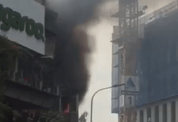 HOT: Đang cháy lớn tại ngã tư Tôn Thất Tùng - Phạm Ngọc Thạch 0