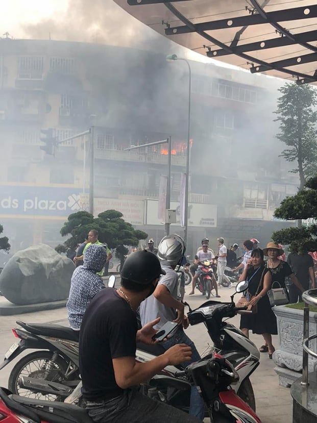 HOT: Đang cháy lớn tại ngã tư Tôn Thất Tùng - Phạm Ngọc Thạch 1