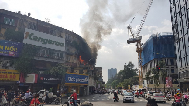 HOT: Đang cháy lớn tại ngã tư Tôn Thất Tùng - Phạm Ngọc Thạch 2