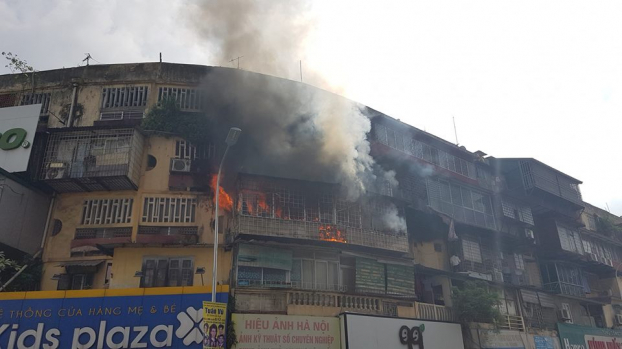 HOT: Đang cháy lớn tại ngã tư Tôn Thất Tùng - Phạm Ngọc Thạch 3