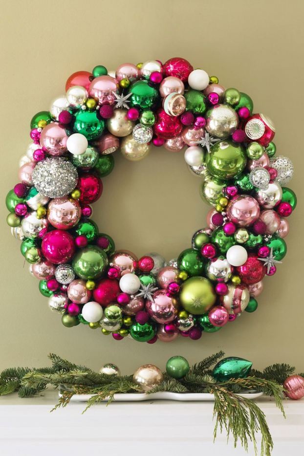   Một chiếc vòng treo cửa được kết từ hàng trăm quả cầu nhỏ rực rỡ sắc màu sẽ giúp không gian Giáng sinh của nhà bạn trở nên đẹp - độc hơn gấp bội.  