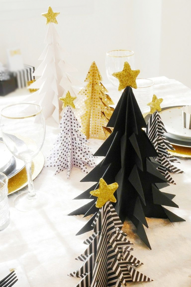   Nếu có khả năng làm Origami tại sao bạn không thử tự tay làm những cây thông Noel với nhiều màu sắc khác nhau nhỉ. Dùng chúng để trang trí kệ cũng là gợi ý không tồi đâu đấy.  