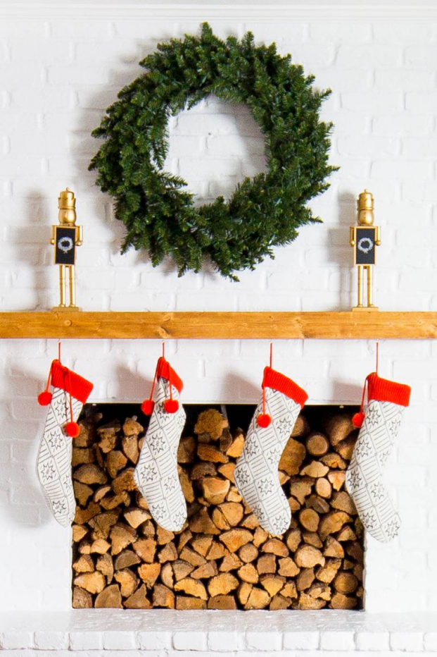   Chỉ cần dùng một chiếc vòng kết từ lá thông hoặc ô-liu kết hợp cùng vài chiếc tất làm handmade là đủ để mang Giáng sinh về nhà bạn rồi.  