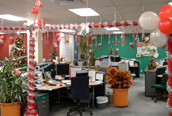   Lấy sắc đỏ làm chủ đạo để trang trí văn phòng có điểm nhấn bằng những dây ruy băng bạc và bóng bay màu trắng, đỏ.  
