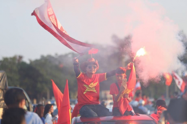 CĐV nườm nượp đổ về SVĐ Mỹ Đình tiếp lửa cho đội tuyển Việt Nam tại bán kết lượt về AFF Cup 0