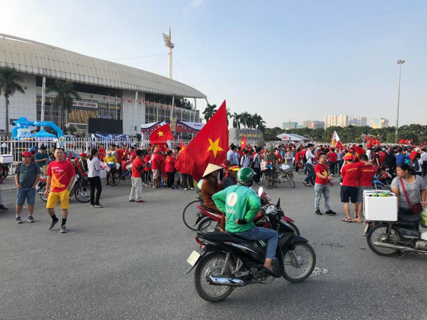 CĐV nườm nượp đổ về SVĐ Mỹ Đình tiếp lửa cho đội tuyển Việt Nam tại bán kết lượt về AFF Cup 11