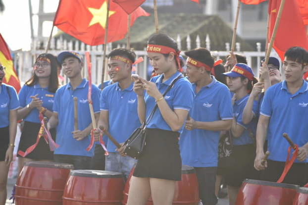 CĐV nườm nượp đổ về SVĐ Mỹ Đình tiếp lửa cho đội tuyển Việt Nam tại bán kết lượt về AFF Cup 7