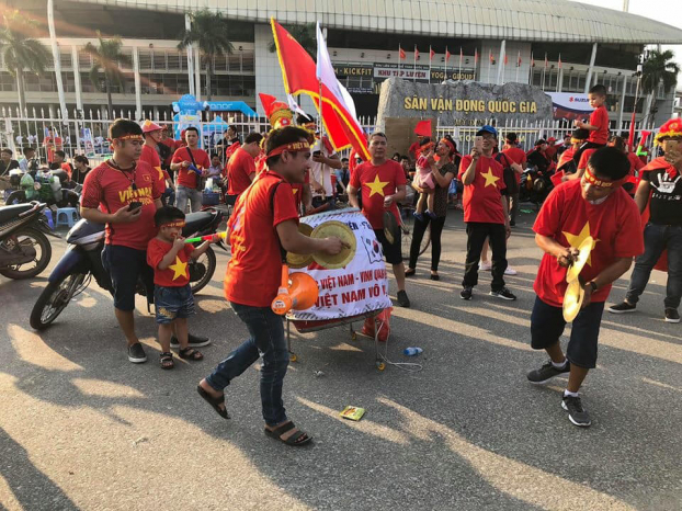 CĐV nườm nượp đổ về SVĐ Mỹ Đình tiếp lửa cho đội tuyển Việt Nam tại bán kết lượt về AFF Cup 8