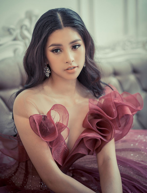 Hoa hậu Trần Tiểu Vy hóa công chúa xinh đẹp trong bộ đầm dạ hội khiến dân tình mê mẩn 1