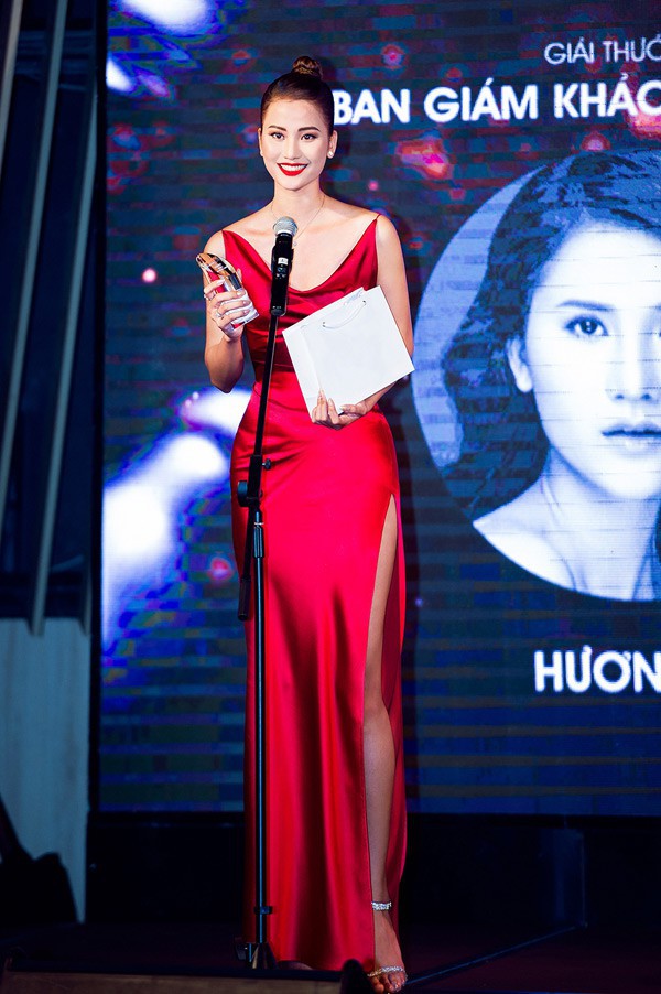  Có vẻ như Hương Ly có cùng 'gu' thời trang với Hoa hậu Hoàn vũ Phạm Hương  