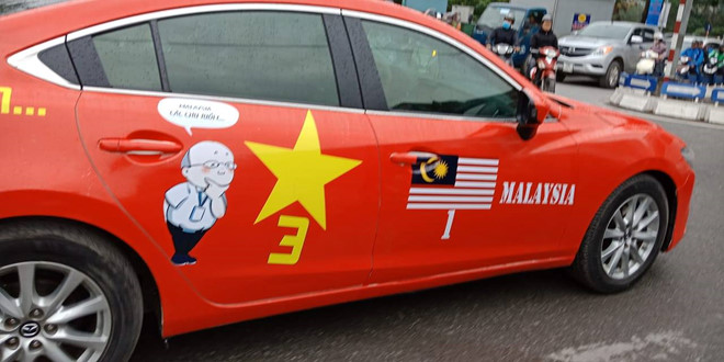    Trên một diễn đàn ôtô, nhiều thành viên chia sẻ ảnh trang trí xe bằng decal, hình in tuyển Việt Nam và khẩu hiệu tin tưởng đội nhà sẽ giành chức vô địch. (Ảnh: Tạ Văn Biên)  