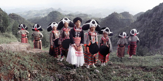   Dân bản địa ở Lục Bàn Thủy, Qúy Châu, Trung Quốc. Những người thuộc bộ lạc 'Miêu sừng dài' của Trung Quốc. Đặc trưng của họ chính là chiếc mũ tết bằng tóc rụng của phụ nữ. Người mẹ sẽ trao chiếc mũ cho con gái khi cô ấy lấy chồng.  