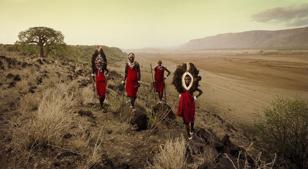   Những người Masai sống ở Tarangire, Rift Escarpment, Tanzania. Đàn ông Masai vẫn giữ nghi thức trưởng thành cổ xưa, tộc trưởng sẽ nhổ một chiếc răng cửa của một chàng trai. Ngoài ra, người đàn ông Masai trưởng thành còn xâu lỗ tai, đeo dao bên mình và tay cầm giáo nhọn để đi săn.  