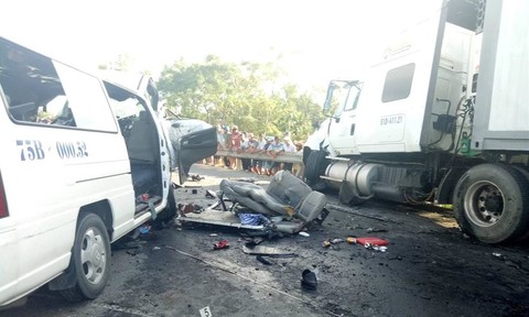Sóc Trăng: Container nổ bánh trước tông 5 xe máy, 1 ô tô khiến 12 người thương vong 0