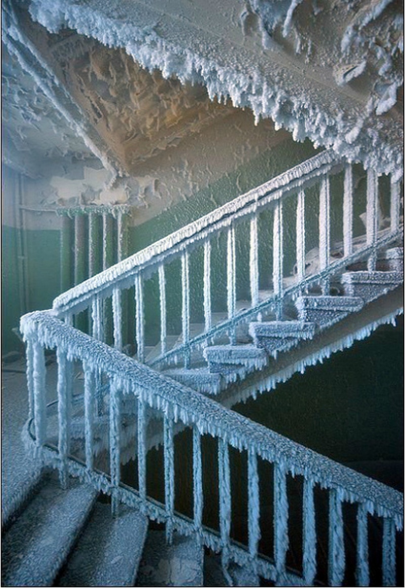    Cầu thang đóng băng. (Ảnh: Made in CCCP)   