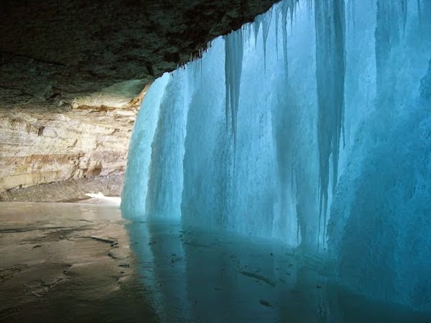    Thác nước đóng băng là hiện tượng thường xuyên xảy ra ở Iceland, Scandinavia và Siberia vào mùa đông và thậm chí là mới cuối mùa thu. (Ảnh: Earth Porm)  