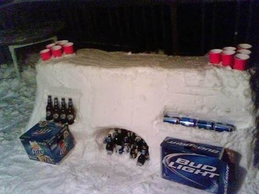    Đây là cách người Eskimos thưởng thức bia trong giá lạnh. (Ảnh: Earth Porm)  