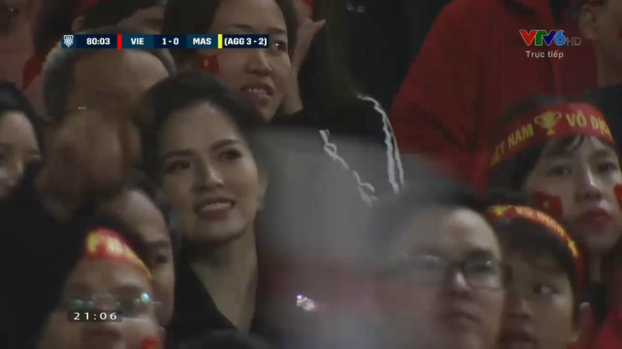 'Thánh nữ mì gõ' Phi Huyền Trang gây sốt vì quá xinh dù chỉ lên sóng 1s ở chung kết AFF Cup 0
