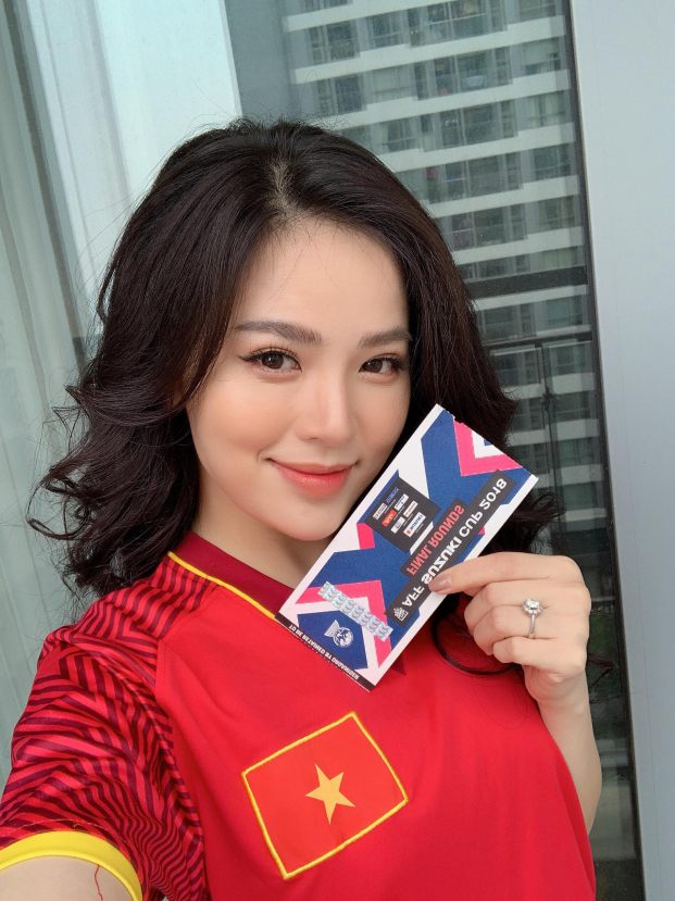 'Thánh nữ mì gõ' Phi Huyền Trang gây sốt vì quá xinh dù chỉ lên sóng 1s ở chung kết AFF Cup 2