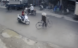 Sang đường phong cách 'ninja' cụ bà khiến cô gái đi xe máy ngã văng xuống đường 0