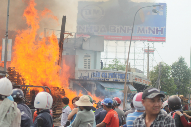 Đồng Nai: Đang cháy lớn ở gần trạm thu phí cầu Đồng Nai 0