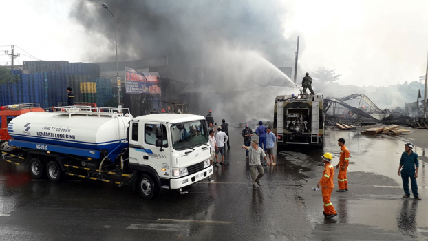 Đồng Nai: Đang cháy lớn ở gần trạm thu phí cầu Đồng Nai 9