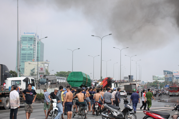 Đồng Nai: Đang cháy lớn ở gần trạm thu phí cầu Đồng Nai 4