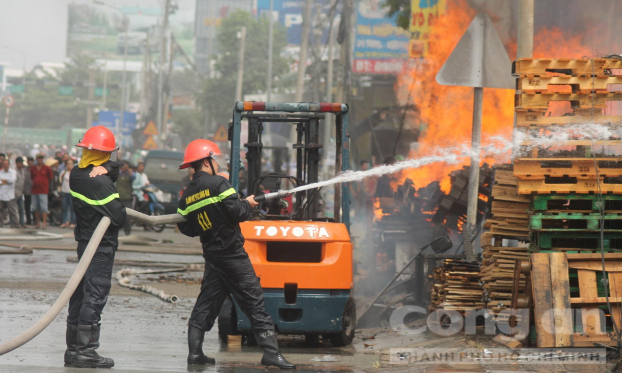 Đồng Nai: Đang cháy lớn ở gần trạm thu phí cầu Đồng Nai 6