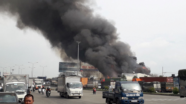 Đồng Nai: Đang cháy lớn ở gần trạm thu phí cầu Đồng Nai 8