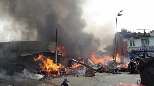 Đồng Nai: Đang cháy lớn ở gần trạm thu phí cầu Đồng Nai 1