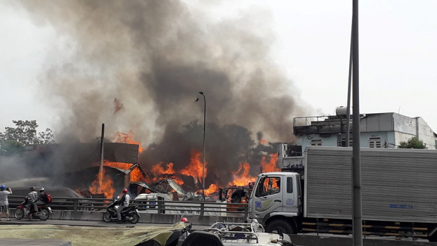 Đồng Nai: Đang cháy lớn ở gần trạm thu phí cầu Đồng Nai 2