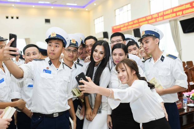 Hoa hậu Trần Tiểu Vy phải khoan, đục đá khi làm dự án nhân ái 3